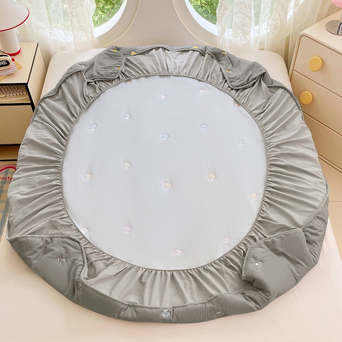 91家纺网 家纺一手货源 找家纺 梦舒羽 2025新款水洗棉刺绣夹棉床笠床笠防滑床罩床垫保护套榻榻米宿舍三件套 蘑菇屋-高级灰