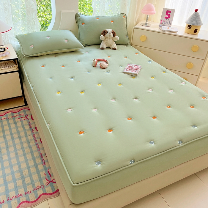 91家纺网 家纺一手货源 找家纺 梦舒羽 2025新款水洗棉刺绣夹棉床笠床笠防滑床罩床垫保护套榻榻米宿舍三件套 蘑菇屋-苹果绿