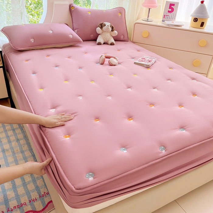 91家纺网 家纺一手货源 找家纺 梦舒羽 2025新款水洗棉刺绣夹棉床笠床笠防滑床罩床垫保护套榻榻米宿舍三件套 蘑菇屋-玫瑰红