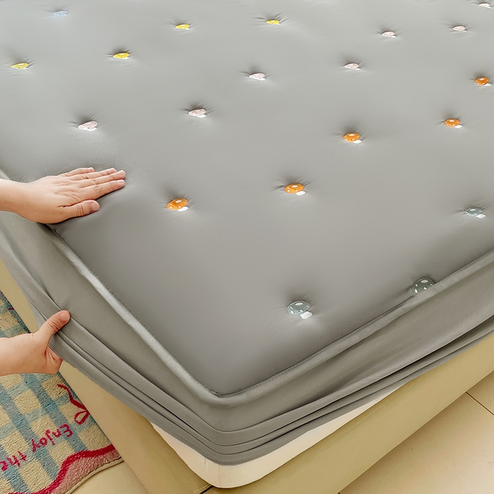 91家纺网 家纺一手货源 找家纺 梦舒羽 2025新款水洗棉刺绣夹棉床笠床笠防滑床罩床垫保护套榻榻米宿舍三件套 蘑菇屋-高级灰