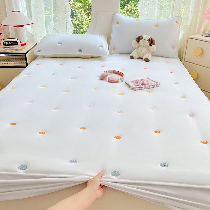 91家纺网 家纺一手货源 找家纺 梦舒羽 2025新款水洗棉刺绣夹棉床笠床笠防滑床罩床垫保护套榻榻米宿舍三件套 蘑菇屋-本白色