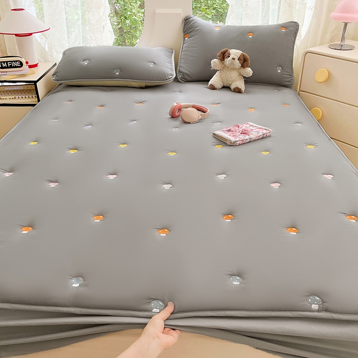 91家纺网 家纺一手货源 找家纺 梦舒羽 2025新款水洗棉刺绣夹棉床笠床笠防滑床罩床垫保护套榻榻米宿舍三件套 蘑菇屋-高级灰