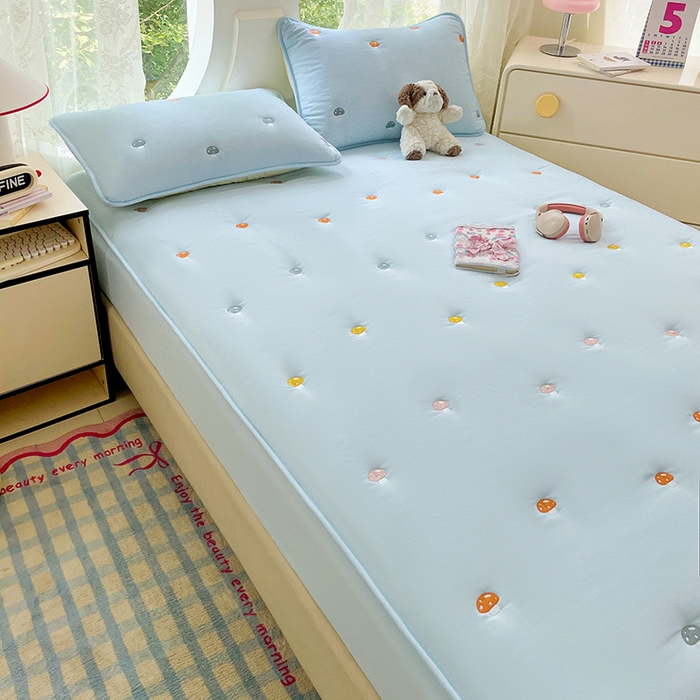 91家纺网 家纺一手货源 找家纺 梦舒羽 2025新款水洗棉刺绣夹棉床笠床笠防滑床罩床垫保护套榻榻米宿舍三件套 蘑菇屋-星空蓝