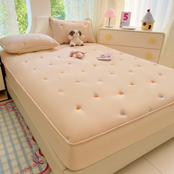 91家纺网 家纺一手货源 找家纺 梦舒羽 2025新款水洗棉刺绣夹棉床笠床笠防滑床罩床垫保护套榻榻米宿舍三件套 蘑菇屋-奶茶咖