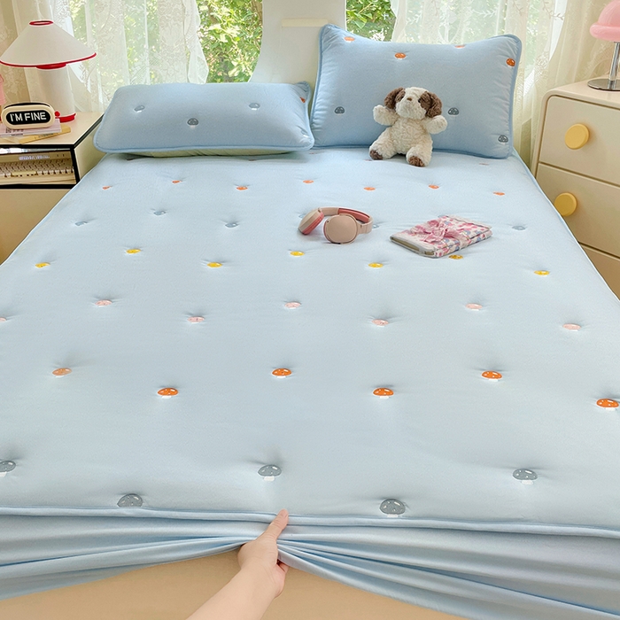 91家纺网 家纺一手货源 找家纺 梦舒羽 2025新款水洗棉刺绣夹棉床笠床笠防滑床罩床垫保护套榻榻米宿舍三件套 蘑菇屋-星空蓝