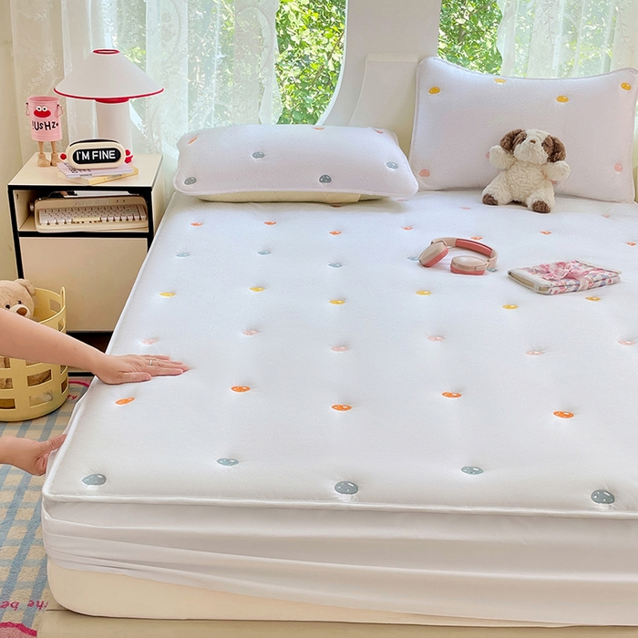 91家纺网 家纺一手货源 找家纺 梦舒羽 2025新款水洗棉刺绣夹棉床笠床笠防滑床罩床垫保护套榻榻米宿舍三件套 蘑菇屋-本白色