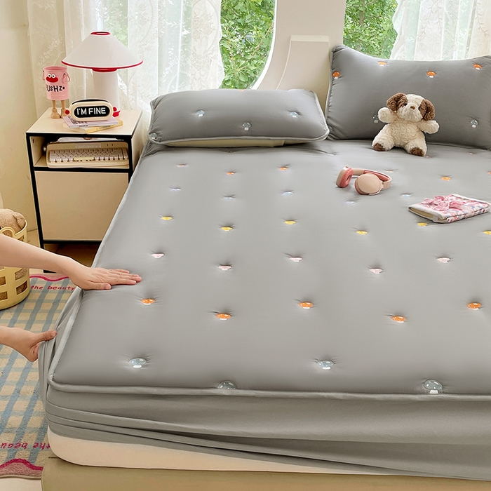 91家纺网 家纺一手货源 找家纺 梦舒羽 2025新款水洗棉刺绣夹棉床笠床笠防滑床罩床垫保护套榻榻米宿舍三件套 蘑菇屋-高级灰
