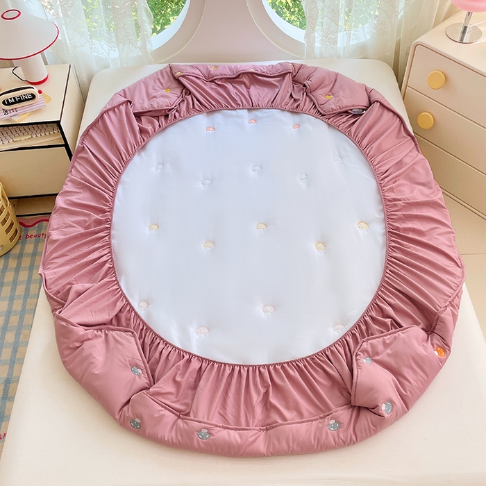 91家纺网 家纺一手货源 找家纺 梦舒羽 2025新款水洗棉刺绣夹棉床笠床笠防滑床罩床垫保护套榻榻米宿舍三件套 蘑菇屋-玫瑰红