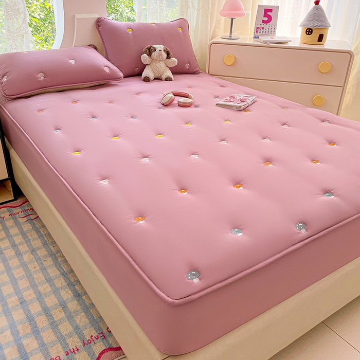 91家纺网 家纺一手货源 找家纺 梦舒羽 2025新款水洗棉刺绣夹棉床笠床笠防滑床罩床垫保护套榻榻米宿舍三件套 蘑菇屋-玫瑰红