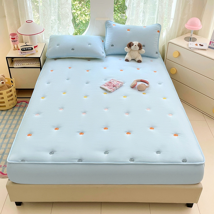 91家纺网 家纺一手货源 找家纺 梦舒羽 2025新款水洗棉刺绣夹棉床笠床笠防滑床罩床垫保护套榻榻米宿舍三件套 蘑菇屋-星空蓝