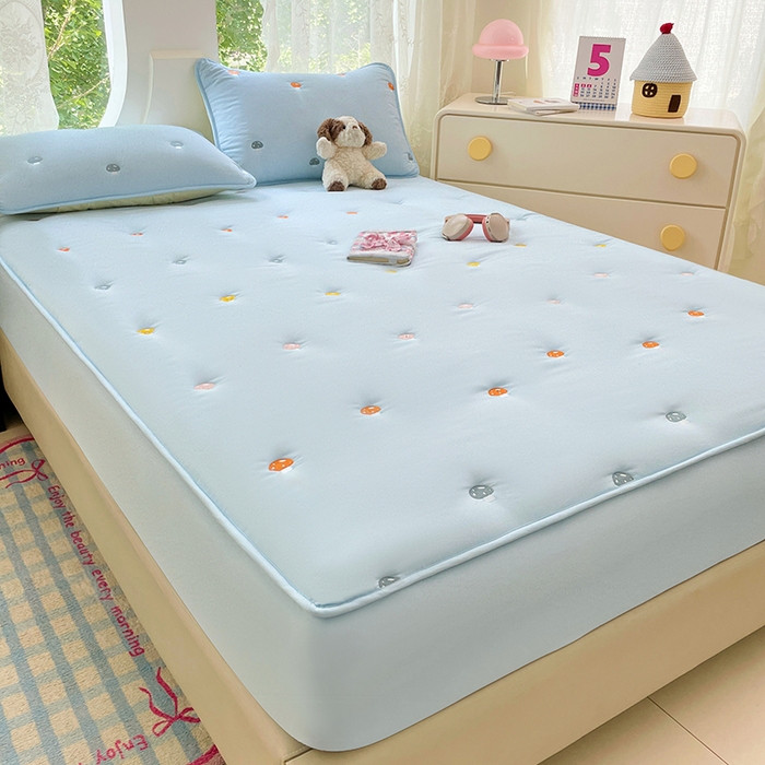 91家纺网 家纺一手货源 找家纺 梦舒羽 2025新款水洗棉刺绣夹棉床笠床笠防滑床罩床垫保护套榻榻米宿舍三件套 蘑菇屋-星空蓝