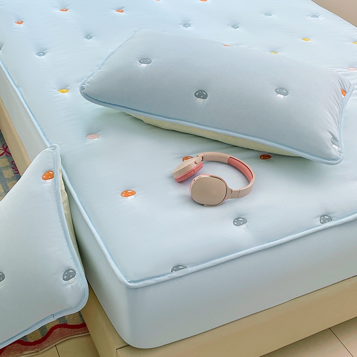 91家纺网 家纺一手货源 找家纺 梦舒羽 2025新款水洗棉刺绣夹棉床笠床笠防滑床罩床垫保护套榻榻米宿舍三件套 蘑菇屋-星空蓝