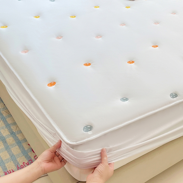 91家纺网 家纺一手货源 找家纺 梦舒羽 2025新款水洗棉刺绣夹棉床笠床笠防滑床罩床垫保护套榻榻米宿舍三件套 蘑菇屋-本白色