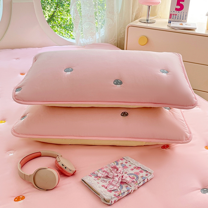 91家纺网 家纺一手货源 找家纺 梦舒羽 2025新款水洗棉刺绣夹棉床笠床笠防滑床罩床垫保护套榻榻米宿舍三件套 蘑菇屋-凝香粉