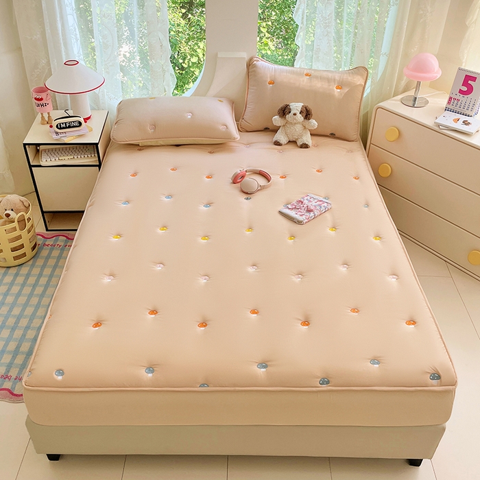 91家纺网 家纺一手货源 找家纺 梦舒羽 2025新款水洗棉刺绣夹棉床笠床笠防滑床罩床垫保护套榻榻米宿舍三件套 蘑菇屋-奶茶咖