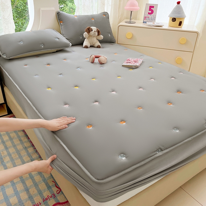 91家纺网 家纺一手货源 找家纺 梦舒羽 2025新款水洗棉刺绣夹棉床笠床笠防滑床罩床垫保护套榻榻米宿舍三件套 蘑菇屋-高级灰