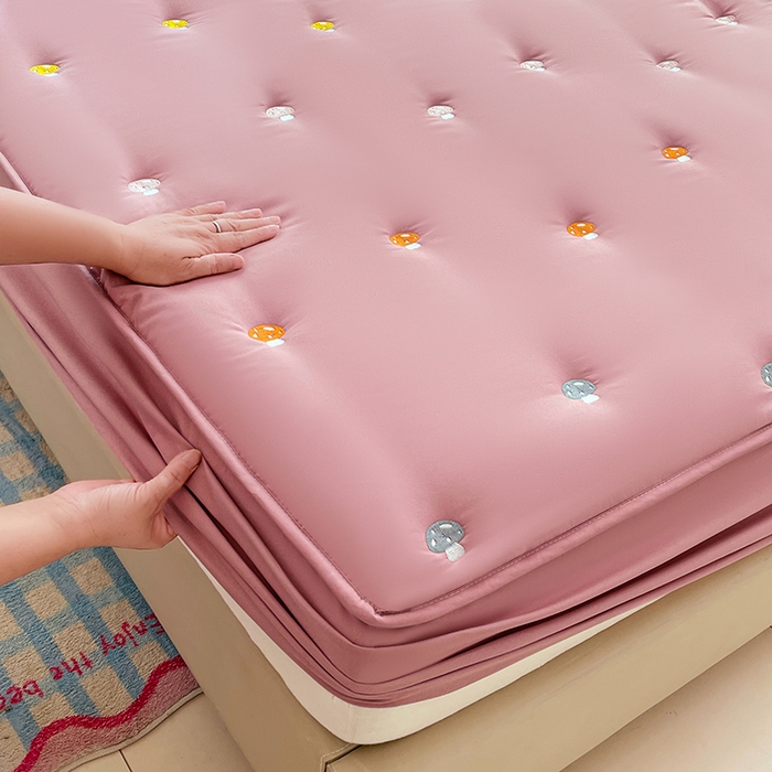 91家纺网 家纺一手货源 找家纺 梦舒羽 2025新款水洗棉刺绣夹棉床笠床笠防滑床罩床垫保护套榻榻米宿舍三件套 蘑菇屋-玫瑰红