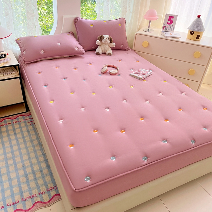 91家纺网 家纺一手货源 找家纺 梦舒羽 2025新款水洗棉刺绣夹棉床笠床笠防滑床罩床垫保护套榻榻米宿舍三件套 蘑菇屋-玫瑰红