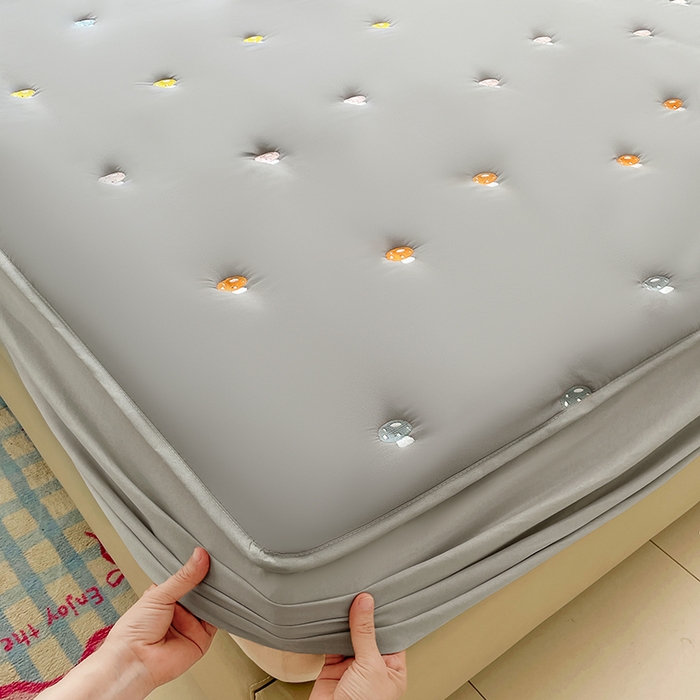 91家纺网 家纺一手货源 找家纺 梦舒羽 2025新款水洗棉刺绣夹棉床笠床笠防滑床罩床垫保护套榻榻米宿舍三件套 蘑菇屋-高级灰