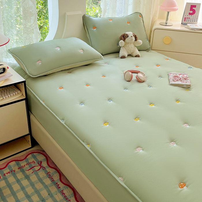 91家纺网 家纺一手货源 找家纺 梦舒羽 2025新款水洗棉刺绣夹棉床笠床笠防滑床罩床垫保护套榻榻米宿舍三件套 蘑菇屋-苹果绿