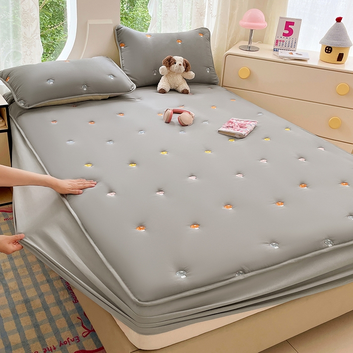 91家纺网 家纺一手货源 找家纺 梦舒羽 2025新款水洗棉刺绣夹棉床笠床笠防滑床罩床垫保护套榻榻米宿舍三件套 蘑菇屋-高级灰