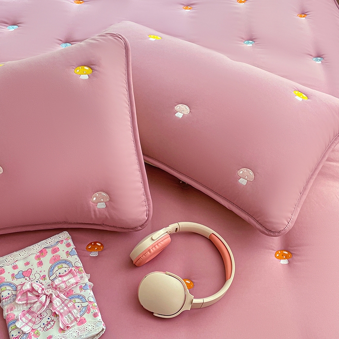 91家纺网 家纺一手货源 找家纺 梦舒羽 2025新款水洗棉刺绣夹棉床笠床笠防滑床罩床垫保护套榻榻米宿舍三件套 蘑菇屋-玫瑰红