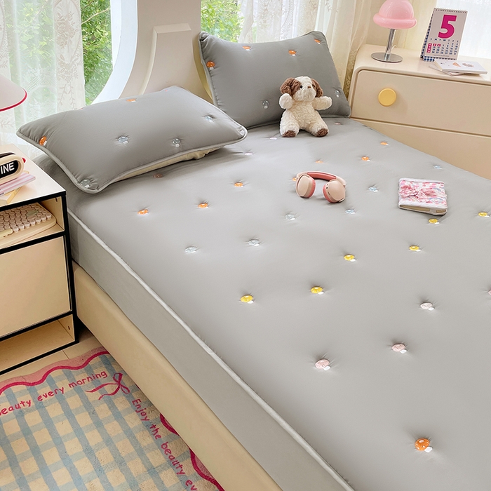 91家纺网 家纺一手货源 找家纺 梦舒羽 2025新款水洗棉刺绣夹棉床笠床笠防滑床罩床垫保护套榻榻米宿舍三件套 蘑菇屋-高级灰