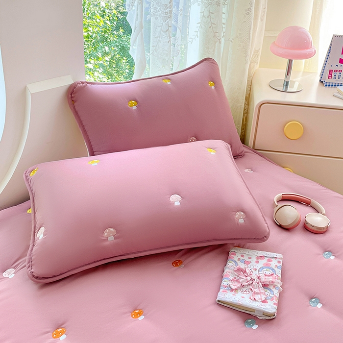 91家纺网 家纺一手货源 找家纺 梦舒羽 2025新款水洗棉刺绣夹棉床笠床笠防滑床罩床垫保护套榻榻米宿舍三件套 蘑菇屋-玫瑰红