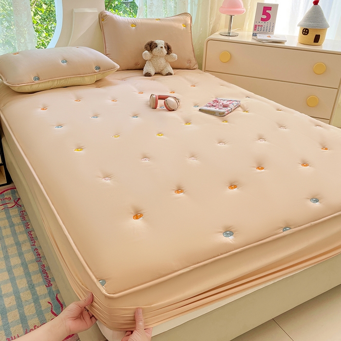 91家纺网 家纺一手货源 找家纺 梦舒羽 2025新款水洗棉刺绣夹棉床笠床笠防滑床罩床垫保护套榻榻米宿舍三件套 蘑菇屋-奶茶咖