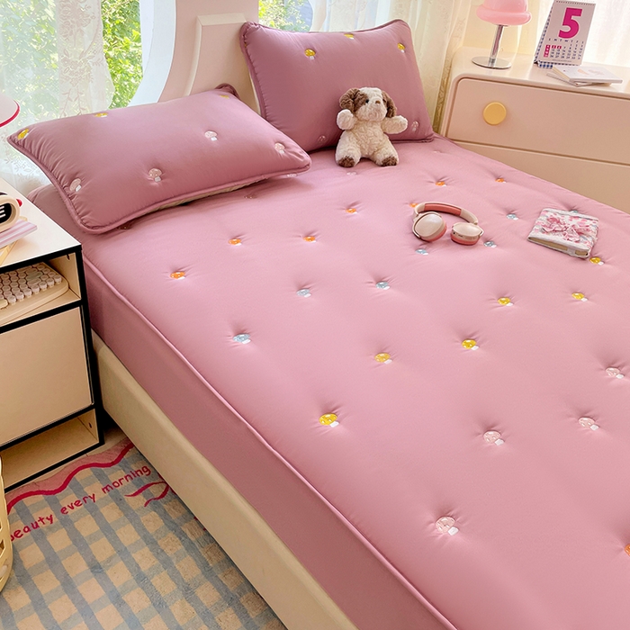 91家纺网 家纺一手货源 找家纺 梦舒羽 2025新款水洗棉刺绣夹棉床笠床笠防滑床罩床垫保护套榻榻米宿舍三件套 蘑菇屋-玫瑰红