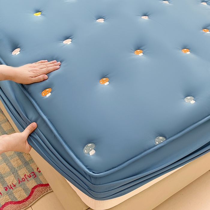 91家纺网 家纺一手货源 找家纺 梦舒羽 2025新款水洗棉刺绣夹棉床笠床笠防滑床罩床垫保护套榻榻米宿舍三件套 蘑菇屋-藏青蓝