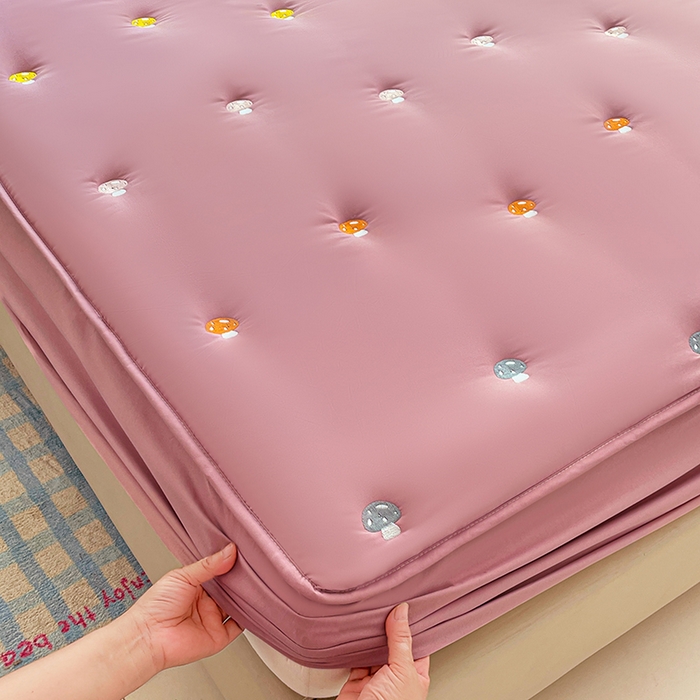 91家纺网 家纺一手货源 找家纺 梦舒羽 2025新款水洗棉刺绣夹棉床笠床笠防滑床罩床垫保护套榻榻米宿舍三件套 蘑菇屋-玫瑰红