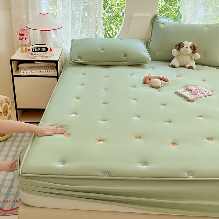 91家纺网 家纺一手货源 找家纺 梦舒羽 2025新款水洗棉刺绣夹棉床笠床笠防滑床罩床垫保护套榻榻米宿舍三件套 蘑菇屋-苹果绿