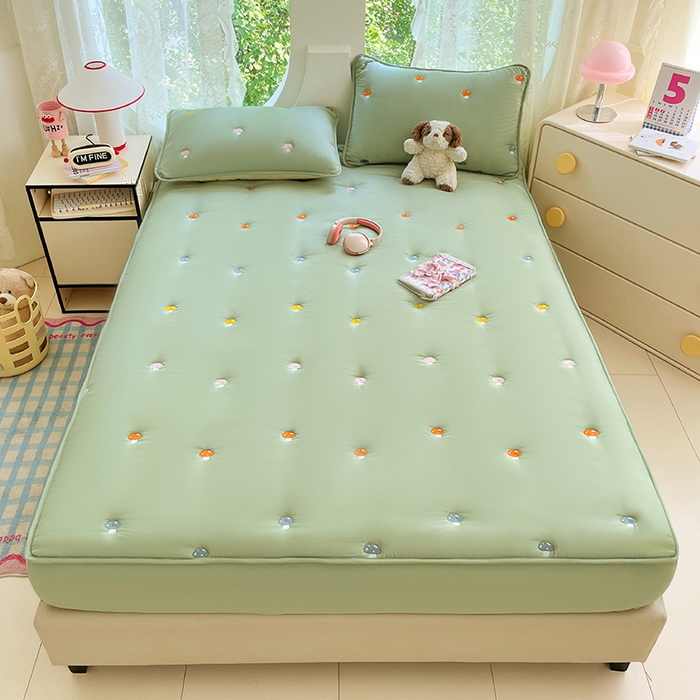 91家纺网 家纺一手货源 找家纺 梦舒羽 2025新款水洗棉刺绣夹棉床笠床笠防滑床罩床垫保护套榻榻米宿舍三件套 蘑菇屋-苹果绿