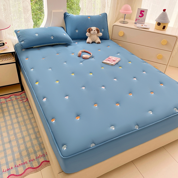 91家纺网 家纺一手货源 找家纺 梦舒羽 2025新款水洗棉刺绣夹棉床笠床笠防滑床罩床垫保护套榻榻米宿舍三件套 蘑菇屋-藏青蓝