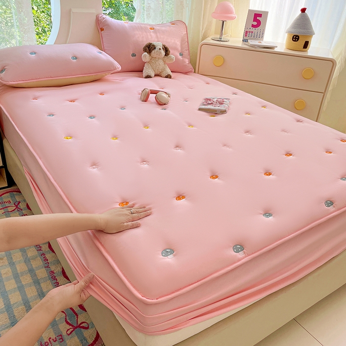 91家纺网 家纺一手货源 找家纺 梦舒羽 2025新款水洗棉刺绣夹棉床笠床笠防滑床罩床垫保护套榻榻米宿舍三件套 蘑菇屋-凝香粉