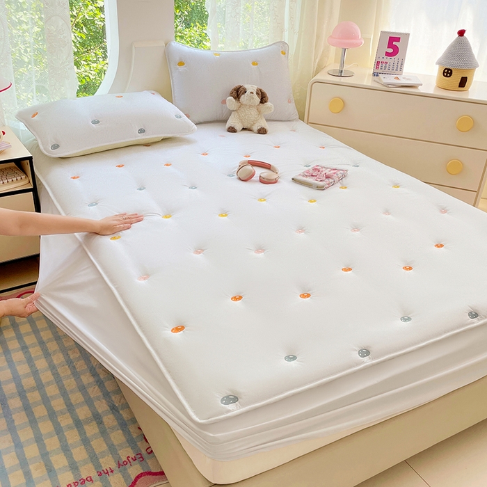 91家纺网 家纺一手货源 找家纺 梦舒羽 2025新款水洗棉刺绣夹棉床笠床笠防滑床罩床垫保护套榻榻米宿舍三件套 蘑菇屋-本白色