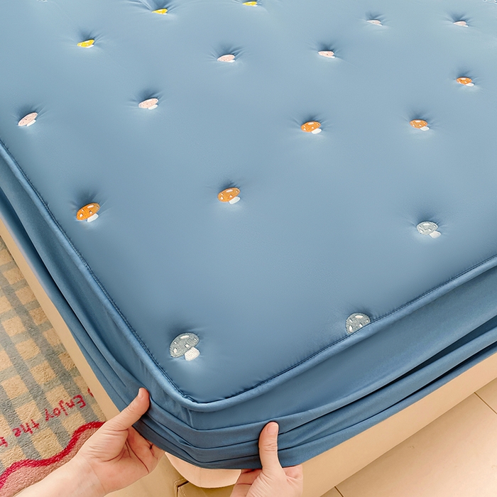 91家纺网 家纺一手货源 找家纺 梦舒羽 2025新款水洗棉刺绣夹棉床笠床笠防滑床罩床垫保护套榻榻米宿舍三件套 蘑菇屋-藏青蓝