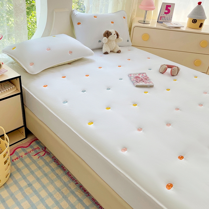 91家纺网 家纺一手货源 找家纺 梦舒羽 2025新款水洗棉刺绣夹棉床笠床笠防滑床罩床垫保护套榻榻米宿舍三件套 蘑菇屋-本白色