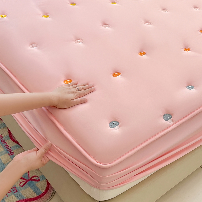 91家纺网 家纺一手货源 找家纺 梦舒羽 2025新款水洗棉刺绣夹棉床笠床笠防滑床罩床垫保护套榻榻米宿舍三件套 蘑菇屋-凝香粉