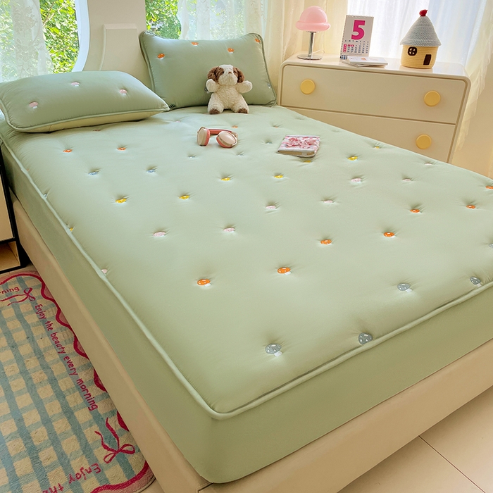 91家纺网 家纺一手货源 找家纺 梦舒羽 2025新款水洗棉刺绣夹棉床笠床笠防滑床罩床垫保护套榻榻米宿舍三件套 蘑菇屋-苹果绿