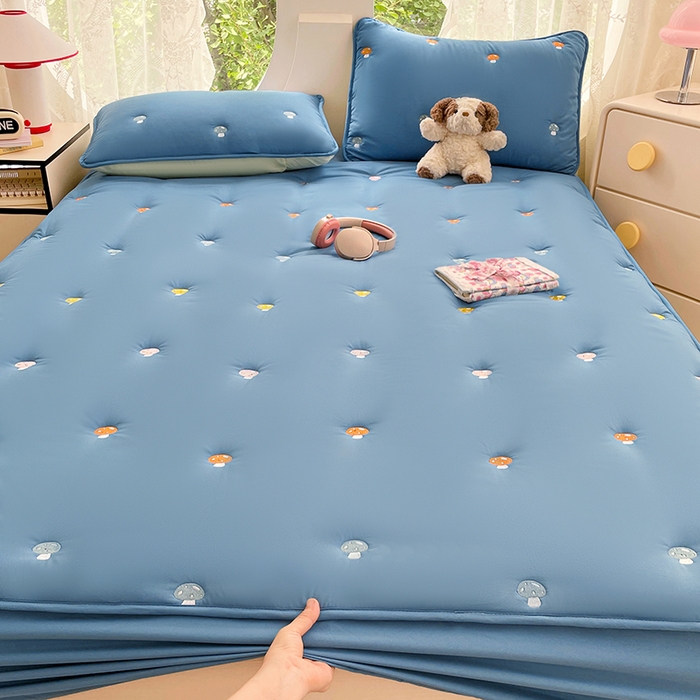 91家纺网 家纺一手货源 找家纺 梦舒羽 2025新款水洗棉刺绣夹棉床笠床笠防滑床罩床垫保护套榻榻米宿舍三件套 蘑菇屋-藏青蓝