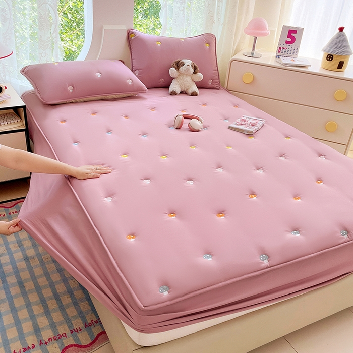 91家纺网 家纺一手货源 找家纺 梦舒羽 2025新款水洗棉刺绣夹棉床笠床笠防滑床罩床垫保护套榻榻米宿舍三件套 蘑菇屋-玫瑰红