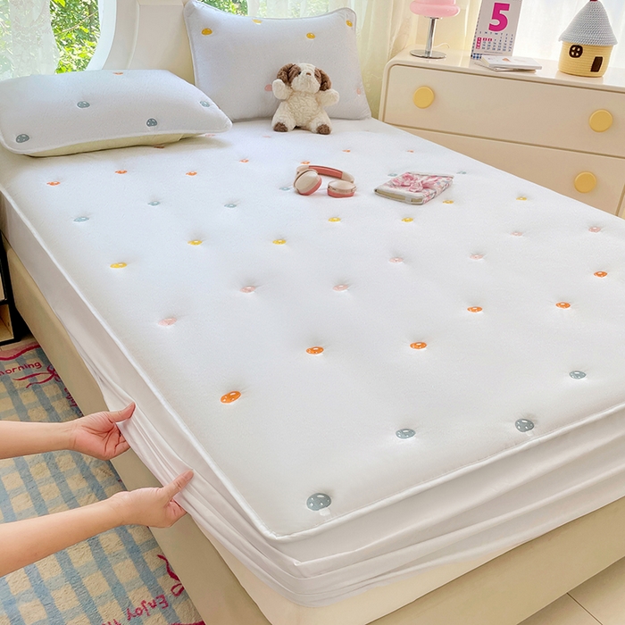 91家纺网 家纺一手货源 找家纺 梦舒羽 2025新款水洗棉刺绣夹棉床笠床笠防滑床罩床垫保护套榻榻米宿舍三件套 蘑菇屋-本白色