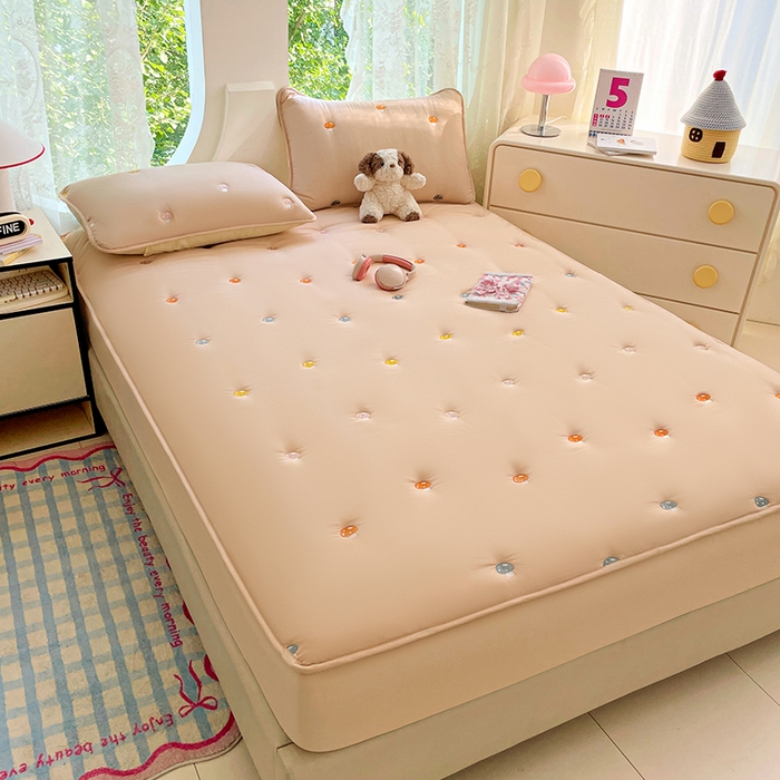 91家纺网 家纺一手货源 找家纺 梦舒羽 2025新款水洗棉刺绣夹棉床笠床笠防滑床罩床垫保护套榻榻米宿舍三件套 蘑菇屋-奶茶咖