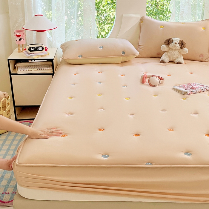 91家纺网 家纺一手货源 找家纺 梦舒羽 2025新款水洗棉刺绣夹棉床笠床笠防滑床罩床垫保护套榻榻米宿舍三件套 蘑菇屋-奶茶咖