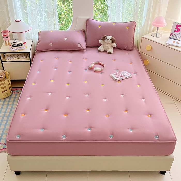 91家纺网 家纺一手货源 找家纺 梦舒羽 2025新款水洗棉刺绣夹棉床笠床笠防滑床罩床垫保护套榻榻米宿舍三件套 蘑菇屋-玫瑰红