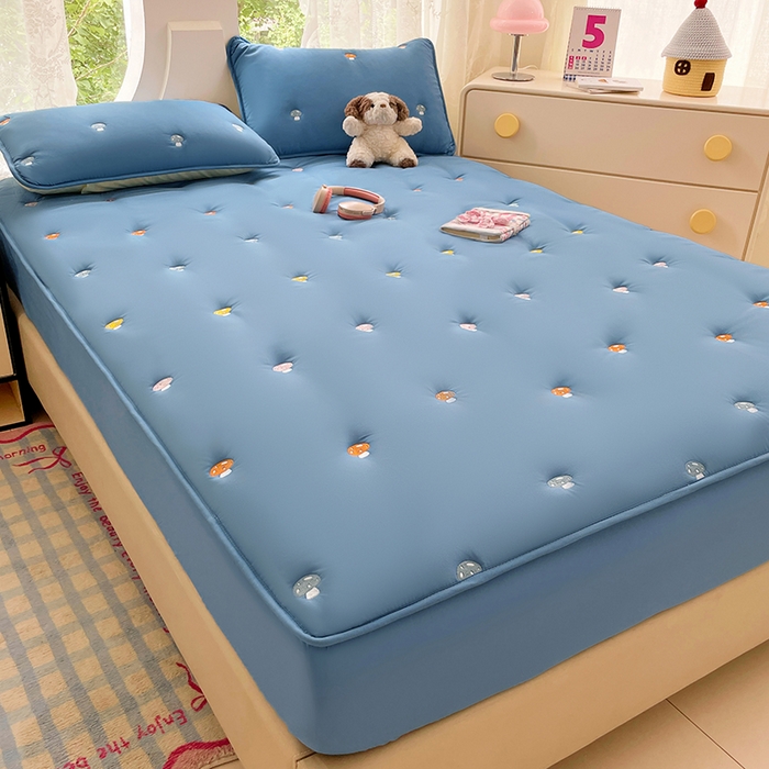 91家纺网 家纺一手货源 找家纺 梦舒羽 2025新款水洗棉刺绣夹棉床笠床笠防滑床罩床垫保护套榻榻米宿舍三件套 蘑菇屋-藏青蓝