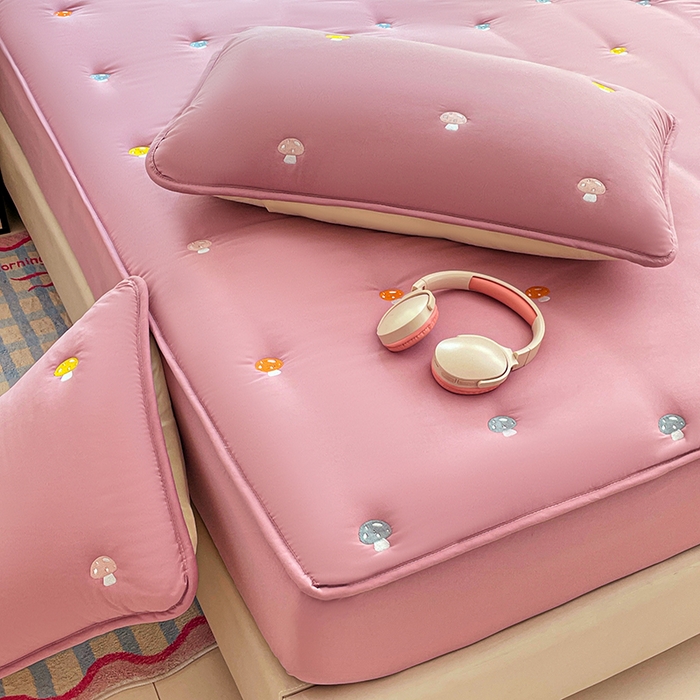 91家纺网 家纺一手货源 找家纺 梦舒羽 2025新款水洗棉刺绣夹棉床笠床笠防滑床罩床垫保护套榻榻米宿舍三件套 蘑菇屋-玫瑰红