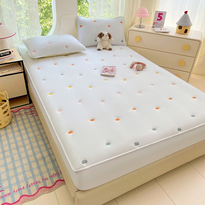 91家纺网 家纺一手货源 找家纺 梦舒羽 2025新款水洗棉刺绣夹棉床笠床笠防滑床罩床垫保护套榻榻米宿舍三件套 蘑菇屋-本白色